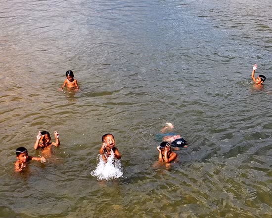 4 hoc sinh bi dien giat khi tam ao, 2 em tu vong