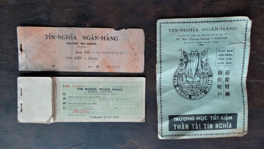 Những tập séc, cùng quyển sổ tiết kiệm của Ngân hàng Tín Nghĩa – một ngân hàng thương mại lớn nhất miền Nam những năm 1970 do ông Nguyễn Tấn Đời làm chủ tịch.