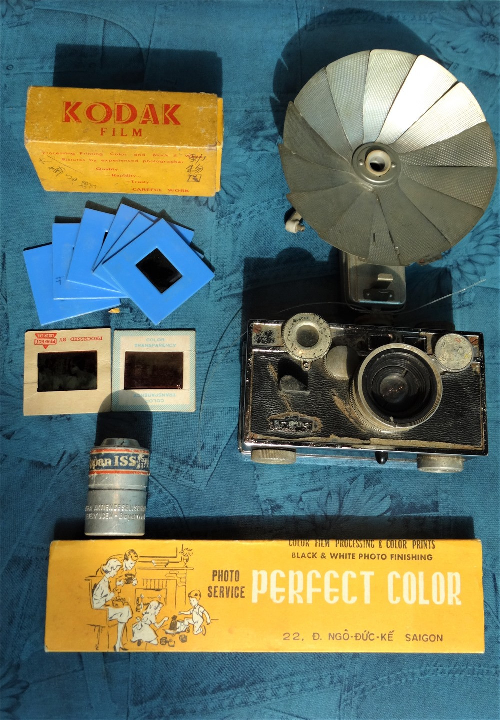 Tiệm ảnh màu đầu tiên những năm 1960 của Sài Gòn do 2 doanh nhân Lý Lan Xiu (người Việt gốc Hoa) và Chen Fou Ly (người Hong Kong - Trung Quốc) thành lập nằm trên đường Ngô Đức Kế (quận 1). Bây giờ, với sự ra đời của các loại máy ảnh hiện đại và điện thoại thông minh, ảnh phim đã không còn thịnh hành nhưng những thước ảnh phim vẫn là nhân chứng lịch sử sống động ghi dấu bao biến đổi của TPHCM.
