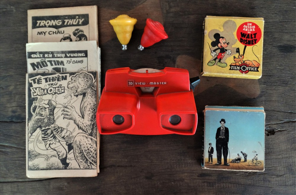 Coi cọp truyện tranh, chơi chọi gụ, nhảy dây, bắn bi, đá cầu, xem phim 3D bằng kính thực tế ảo cầm tay, ... là những thú vui mê mẩn của tuổi thơ ngày trước.