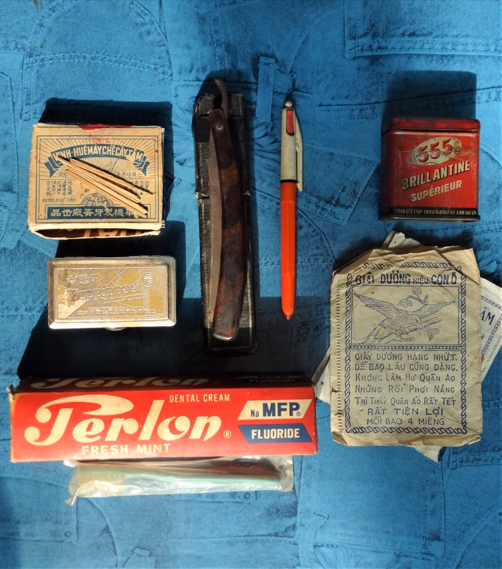 Kem đánh răng Perlon, giấy Dương hiệu con Ó (dùng để tẩy vết bẩn quần áo), bột ngọt Vị Hương, Wax vuốt tóc 555, bút bi Big,... là những nhãn hiệu vật dụng sinh hoạt quen thuộc của người Sài Gòn trước đây.