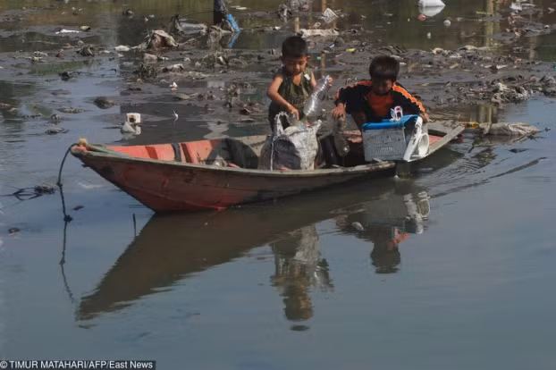 Những cậu bé Indonesia nhặt phế phẩm từ con sông ô nhiễm ở Bojongsoang