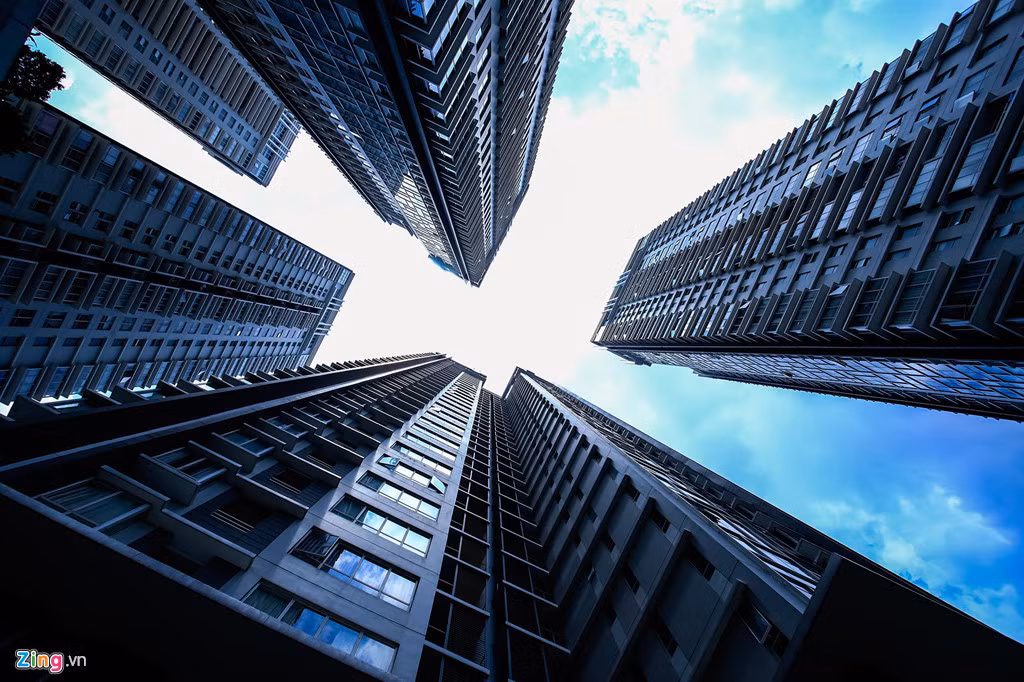 Tuy nhiên với tốc độ phát triển chung cư như hiện tại ở quận 7, quy hoạch về dân số có thể bị phá vỡ khi các khu chung cư ở đây đều có quy mô trên 1.000 căn hộ. Trong ảnh là chung cư Sunrise City có mật độ xây dựng dày đặc nằm sát bên đường Nguyễn Hữu Thọ.