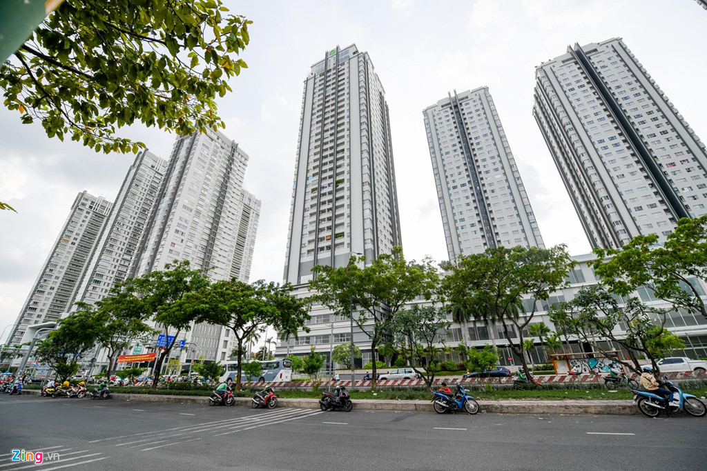 Đường Nguyễn Hữu Thọ từ cầu Rạch Bàng đến cầu Kênh Tẻ chỉ hơn 500 m nhưng có đến 10 tòa nhà cao tầng, mật độ xây dựng dày đặc.