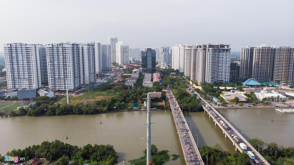 Cao ốc nằm ngay cạnh trục đường lớn là điểm mạnh thu hút khách hàng nhưng cũng vì xây dựng sát đường khiến giao thông trở nên quá tải. Để đi vào trung tâm, dân cư chỉ có một cách thuận tiện nhất là đi đường Nguyễn Hữu Thọ.