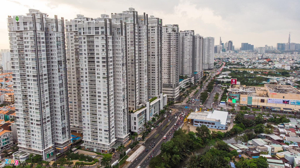 Quận 7 từ lâu được coi là mỏ vàng của thị trường bất động sản TP.HCM, là nơi nhiều chủ đầu tư đang tận dụng cơ hội để khai thác. Đến hết quý I/2019, trên toàn quận 7 có tới 83 dự án căn hộ, theo số liệu của Jones Lang LaSalle (JLL), tăng 69% so với 5 năm trước.