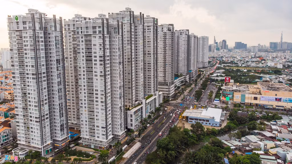 Quận 7 từ lâu được coi là mỏ vàng của thị trường bất động sản TP.HCM, là nơi nhiều chủ đầu tư đang tận dụng cơ hội để khai thác. Đến hết quý I/2019, trên toàn quận 7 có tới 83 dự án căn hộ, theo số liệu của Jones Lang LaSalle (JLL), tăng 69% so với 5 năm trước.