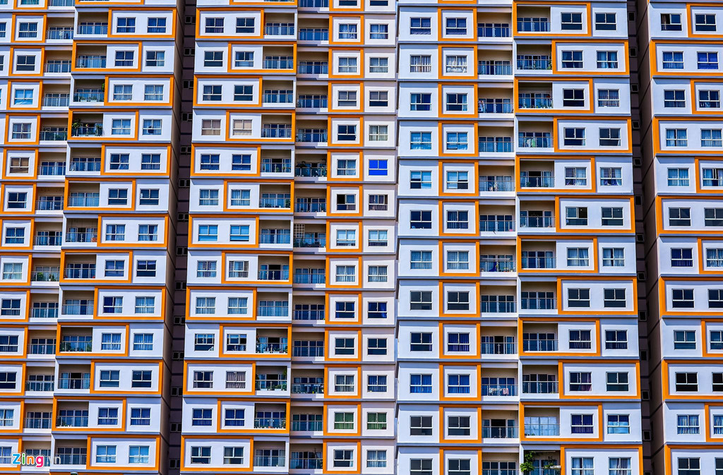 Hình ảnh các căn hộ chung cư san sát kín đặc như "tổ chim" thế này hiện không hiếm trên trục đường Nguyễn Hữu Thọ.