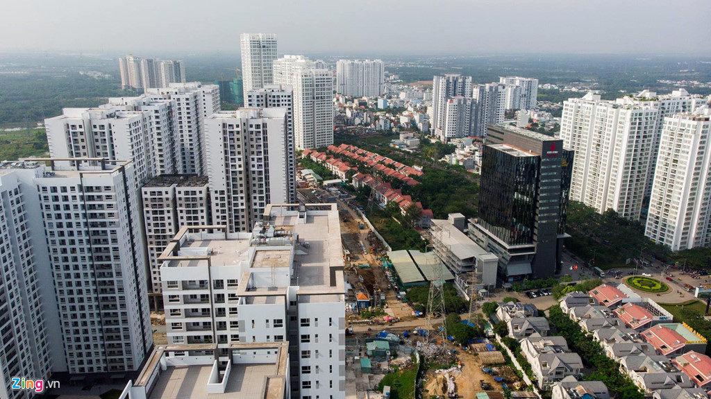 Qua địa phận huyện Nhà Bè, số lượng dự án đã và đang được xây dựng ngày càng dày đặc dọc hai bên đường.