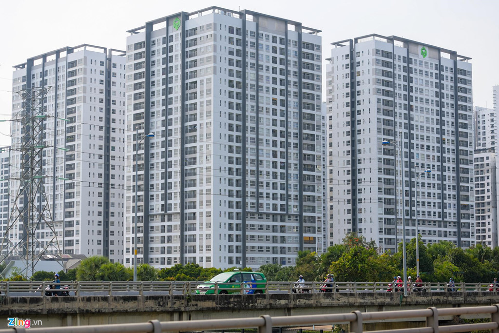 Với khoảng 40 dự án cao ốc, đường Nguyễn Hữu Thọ đang có tốc độ phát triển nhà chung cư nhanh của thành phố hiện nay (bên cạnh đường Mai Chí Thọ, Xa lộ Hà Nội).