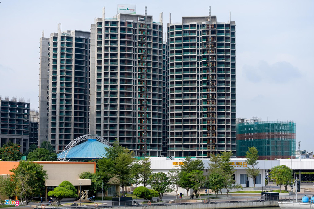 Đầu tiên là dự án Kenton Residences có 9 tòa nhà với 1.640 căn hộ. Dự án có tổng vốn đầu tư là 300 triệu USD nhưng dừng thi công từ 2011.