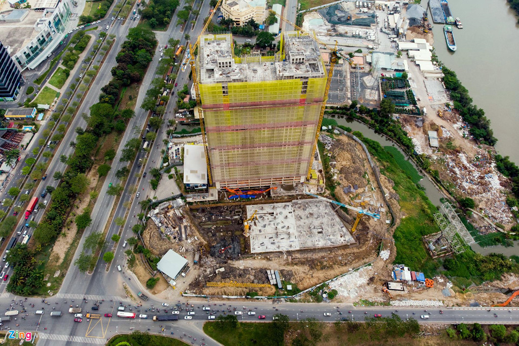 Một dự án siêu chung cư đang được gấp rút xây dựng ngay ngã tư Nguyễn Hữu Thọ và Nguyễn Văn Linh. Khi dân cư đổ về đây ở sẽ khiến ngã tư này vốn đã kẹt sẽ kẹt thêm.