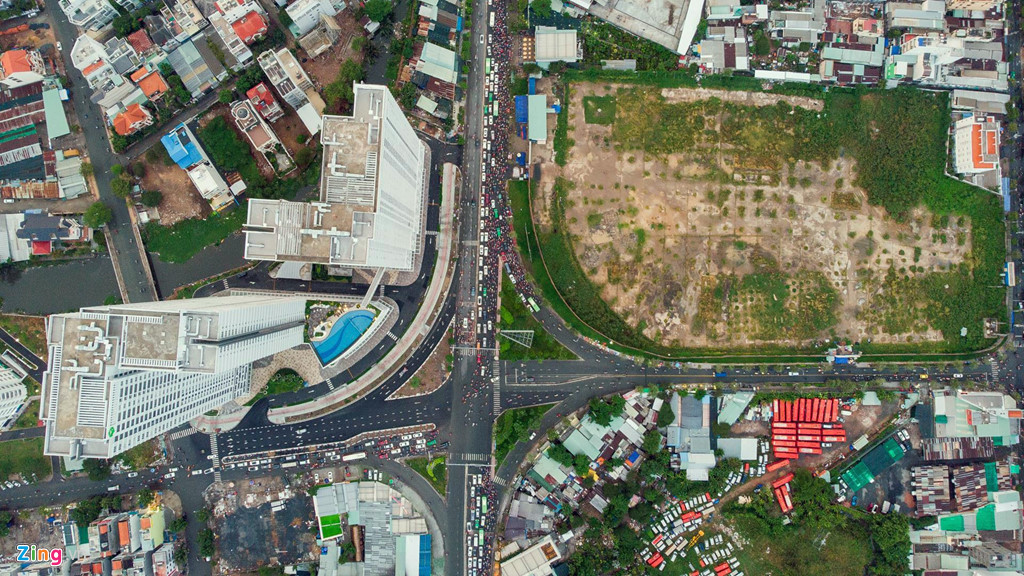 40 chung cư chắc chắn không phải là số cuối trên con đường này khi nhiều khu đất đang rục rịch chuẩn bị khởi công. Cư dân về đây ở sẽ gây áp lực giao thông trực tiếp lên giao lộ vốn dĩ đã thường xuyên ùn tắc này.