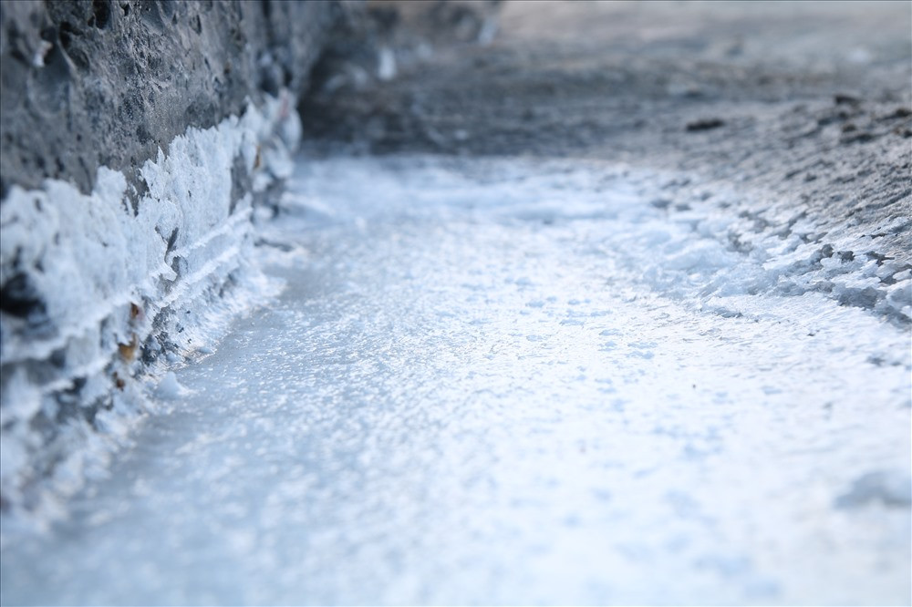 “Để có được lượng muối nhiều dùng cho ướp cá, tôi múc nước biển để đổ lên nơi cao nhất của đá Bàn Than. Như vậy, sẽ không bị thủy triều làm cho tan đi. Ít hôm sau là có thể ra lấy về...” - chị Phương nói.