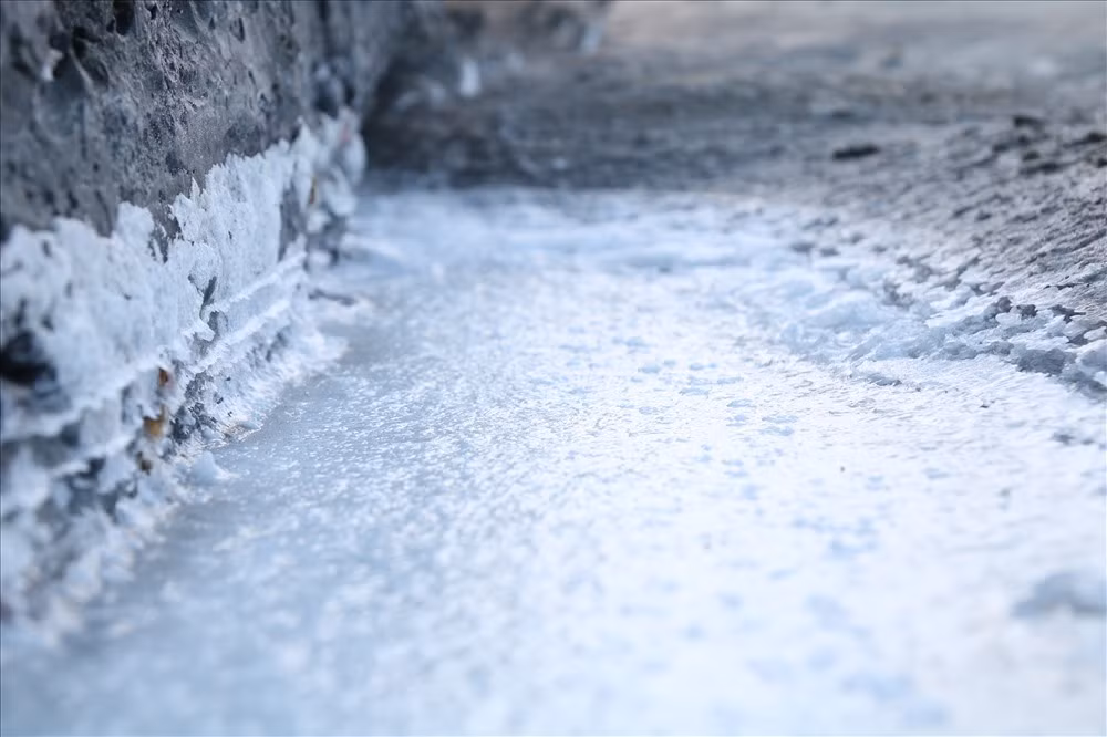 “Để có được lượng muối nhiều dùng cho ướp cá, tôi múc nước biển để đổ lên nơi cao nhất của đá Bàn Than. Như vậy, sẽ không bị thủy triều làm cho tan đi. Ít hôm sau là có thể ra lấy về...” - chị Phương nói.