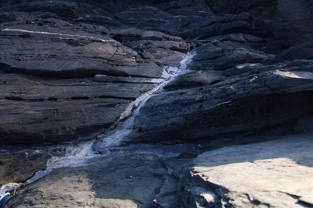 Muối kết tinh trên núi đá Bàn Than đẹp đến nao lòng. 