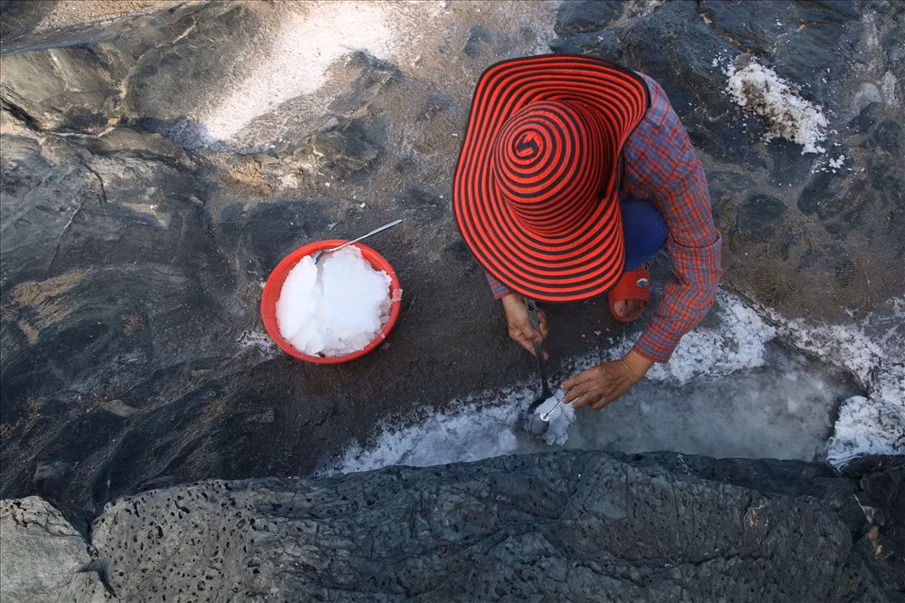 Theo nhiều người dân Tam Hải, muối kết tinh ở trên đá Bàn Than có vị mặn nhưng rất thanh, không chát như các loại muối khác.