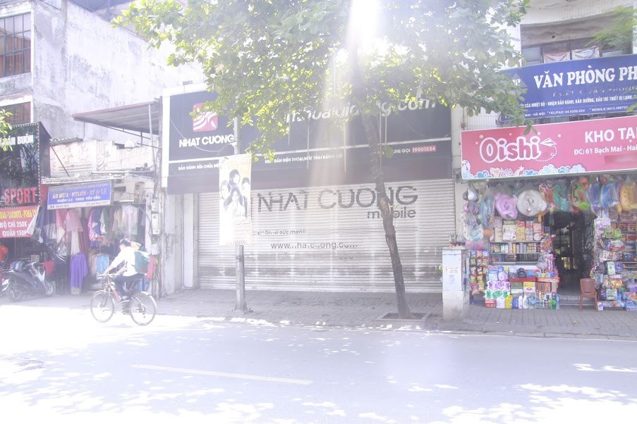 Cửa hàng Nhật Cường Mobile ở phố Bạch Mai (quận Hai Bà Trưng) trong trạng thái cửa đóng then cài.
