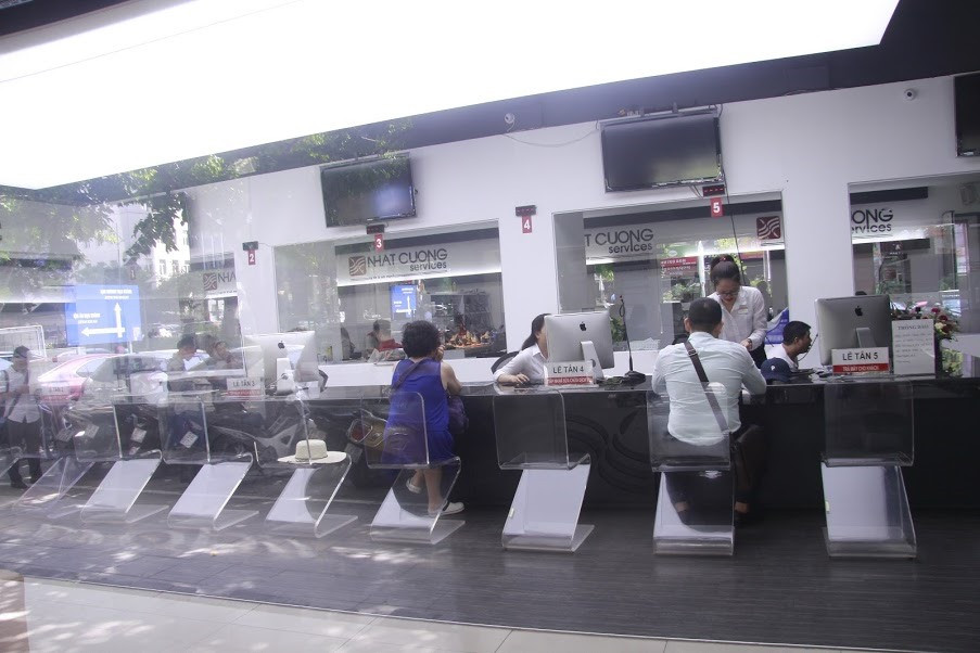 Bên trong, khoảng 2-3 quầy đón tiếp khách hàng hoạt động. Trung tâm có nhân viên kỹ thuật, lễ tân đón tiếp, hướng dẫn khách các thủ tục.