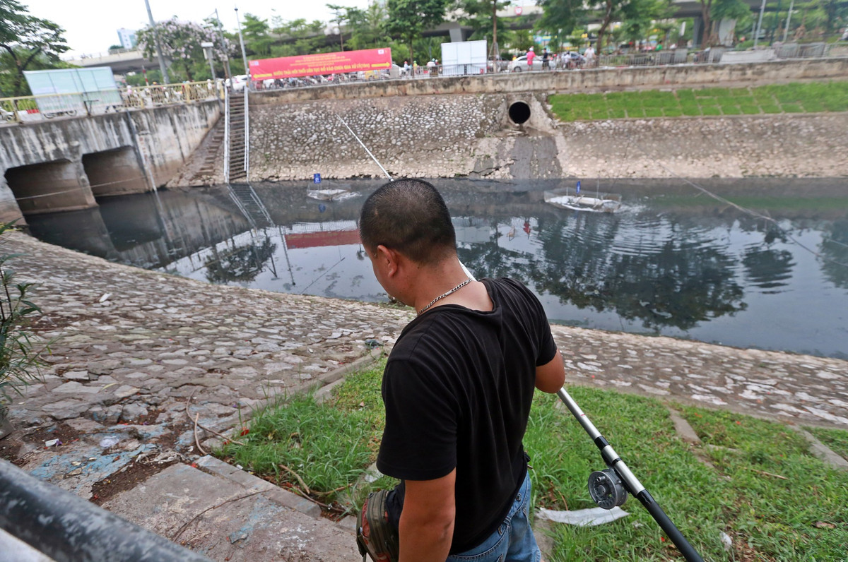 Tai sao nguoi dan ong cau ca tren song To Lich lam ca Ha Noi xon xao?