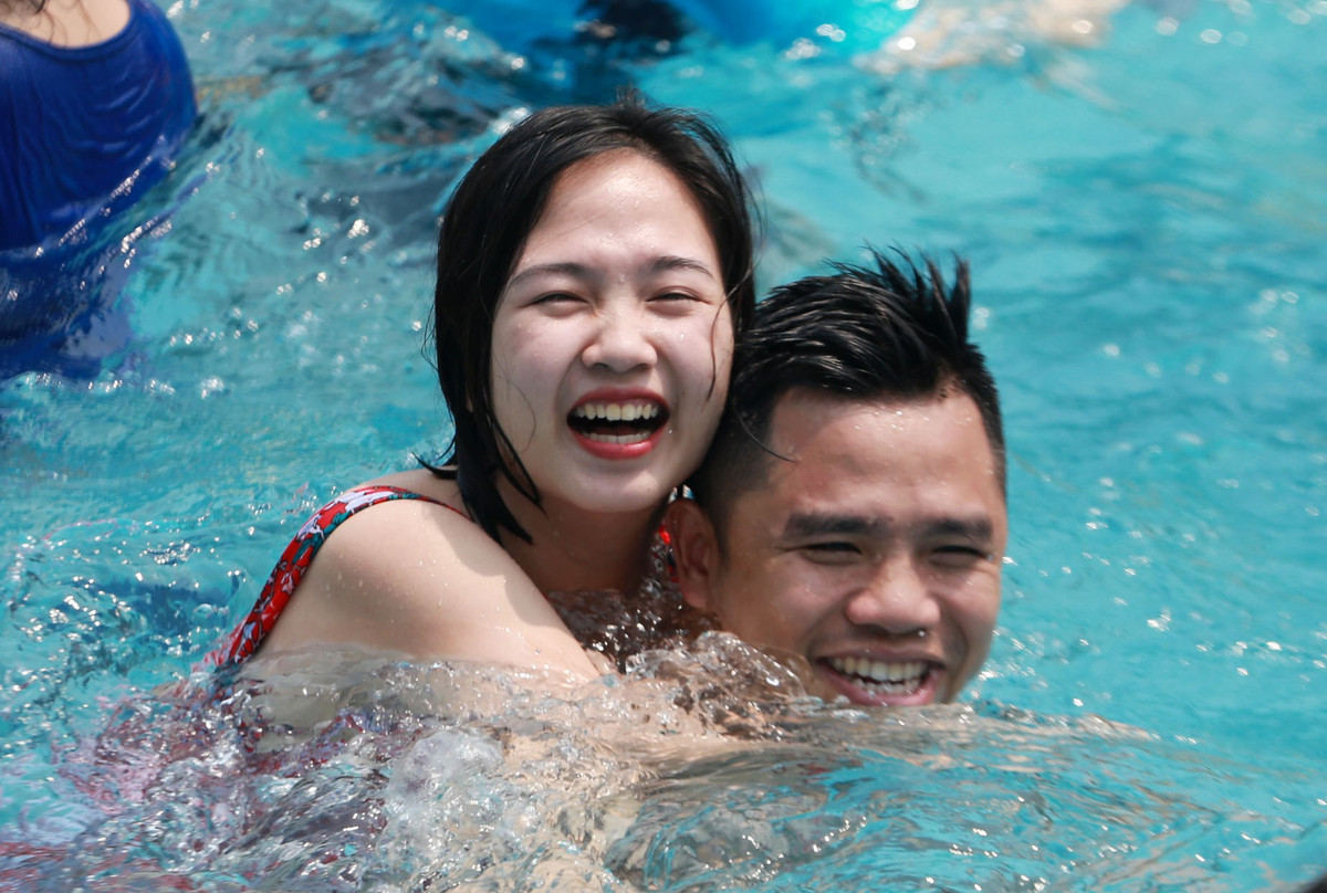 Thời tiết Hà Nội trời nắng nóng gay gắt và đặc biệt gay gắt với nhiệt độ dao động 38-40 độ, có nơi trên 40 độ.