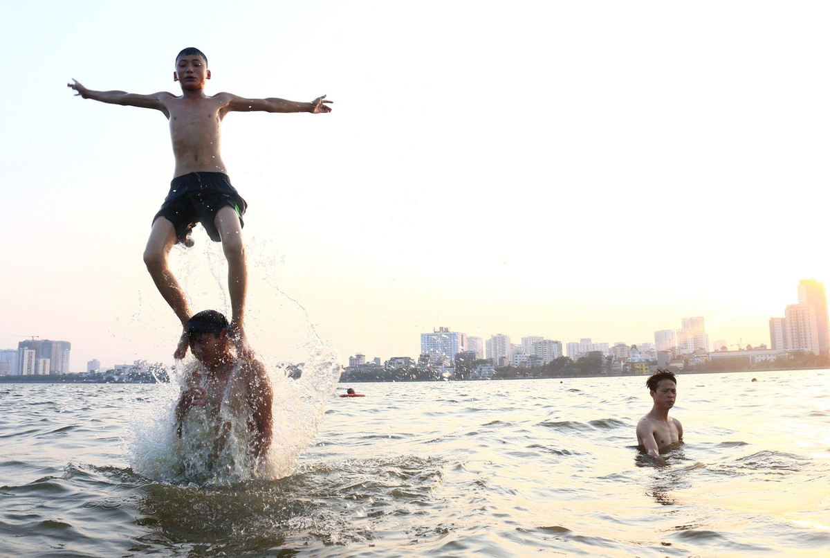 Tại một góc hồ Tây, hoạt động "giải nhiệt" ngoài trời trong những ngày nắng nóng cũng diễn ra khá sôi nổi mỗi khi chiều dến.