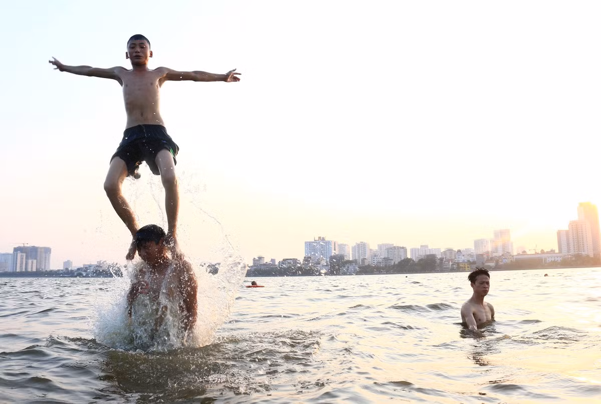 Cong vien nuoc Ho Tay dong nghit nguoi ngay nang nong-Hinh-13