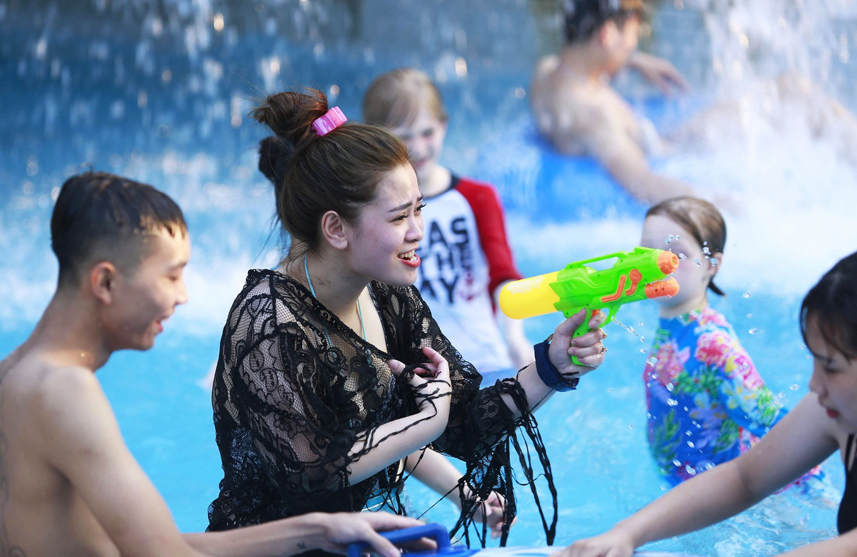 Ghi nhận trong 2 ngày cuối tuần (từ ngày 18 đến 19/5) công viên nước Hồ Tây đông nghịt người.