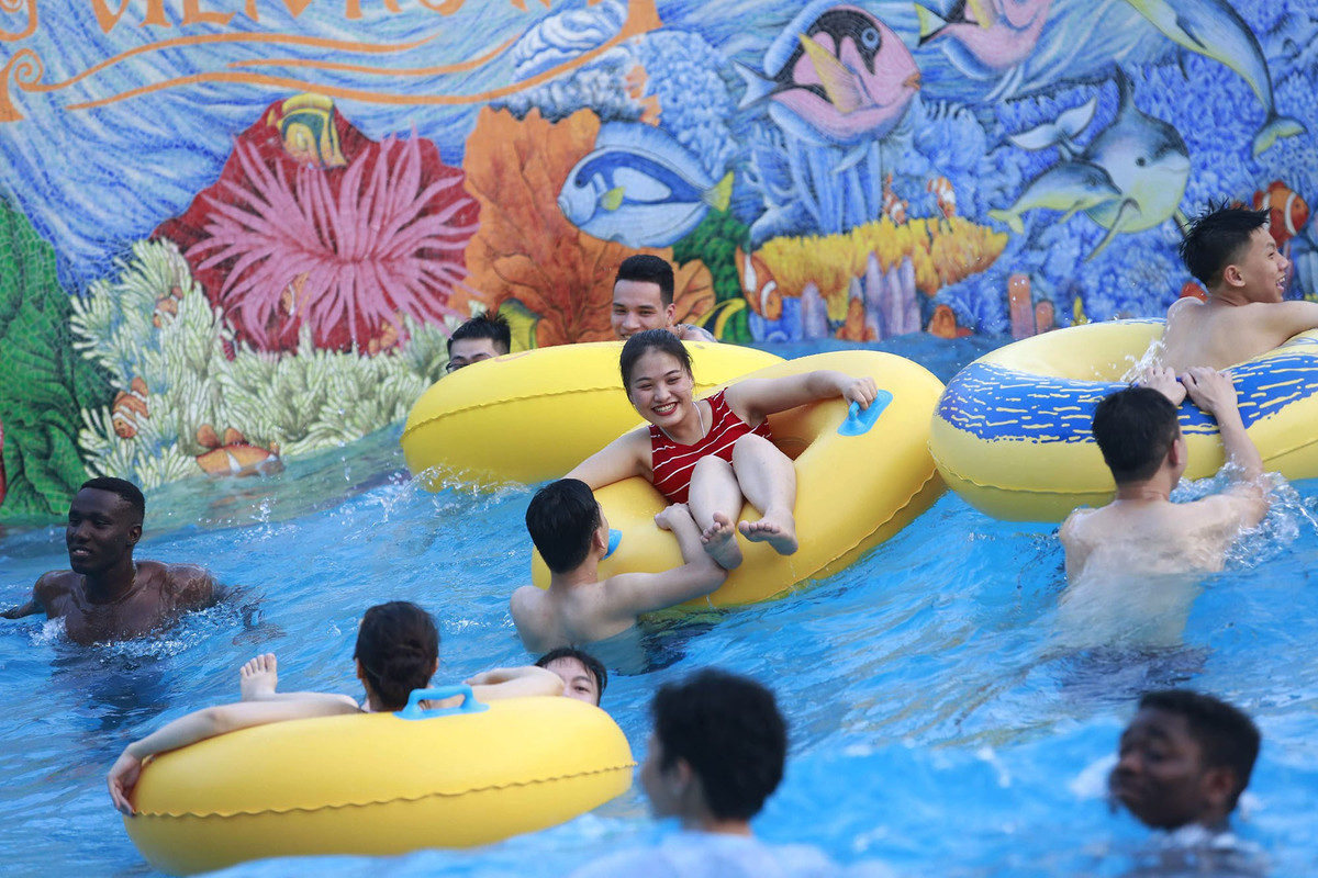 "Dự kiến trong 2 ngày cuối tuần này, công viên nước Hồ Tây đón gần 1 vạn khách, đây là lượng khách lớn so mới những ngày bình thường, bởi thời gian này Hà Nội đang xuất hiện đợt nắng nóng kéo dài", vị này nói.