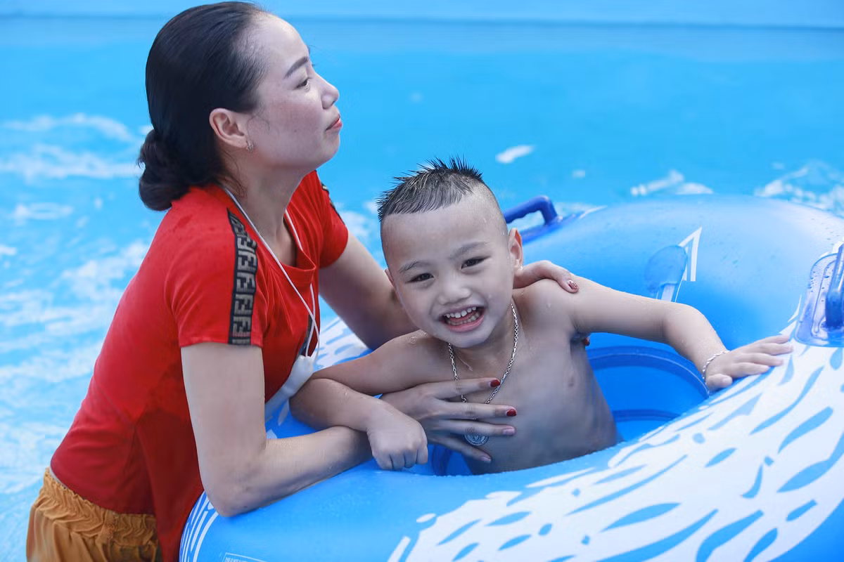 Cong vien nuoc Ho Tay dong nghit nguoi ngay nang nong-Hinh-10