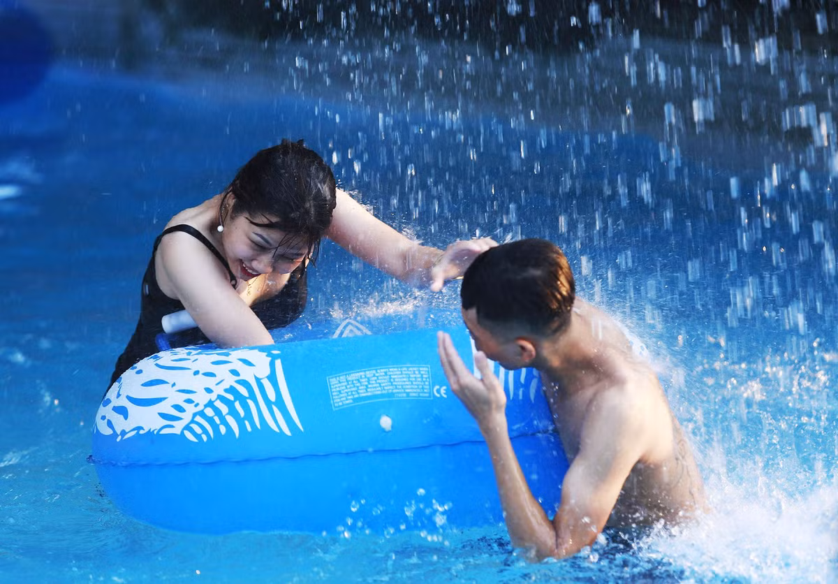 Cong vien nuoc Ho Tay dong nghit nguoi ngay nang nong-Hinh-5