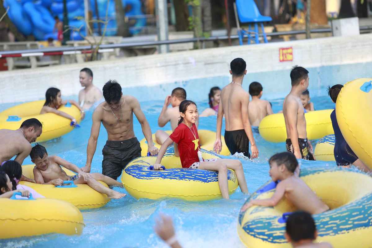 Đại diện truyền thông của công viên nước Hồ Tây cho biết, do thời tiết Hà Nội nắng nóng kéo dài, nên người dân tận dụng ngày nghỉ để đưa gia đình mình tới đây để tắm mát, giải nhiệt.