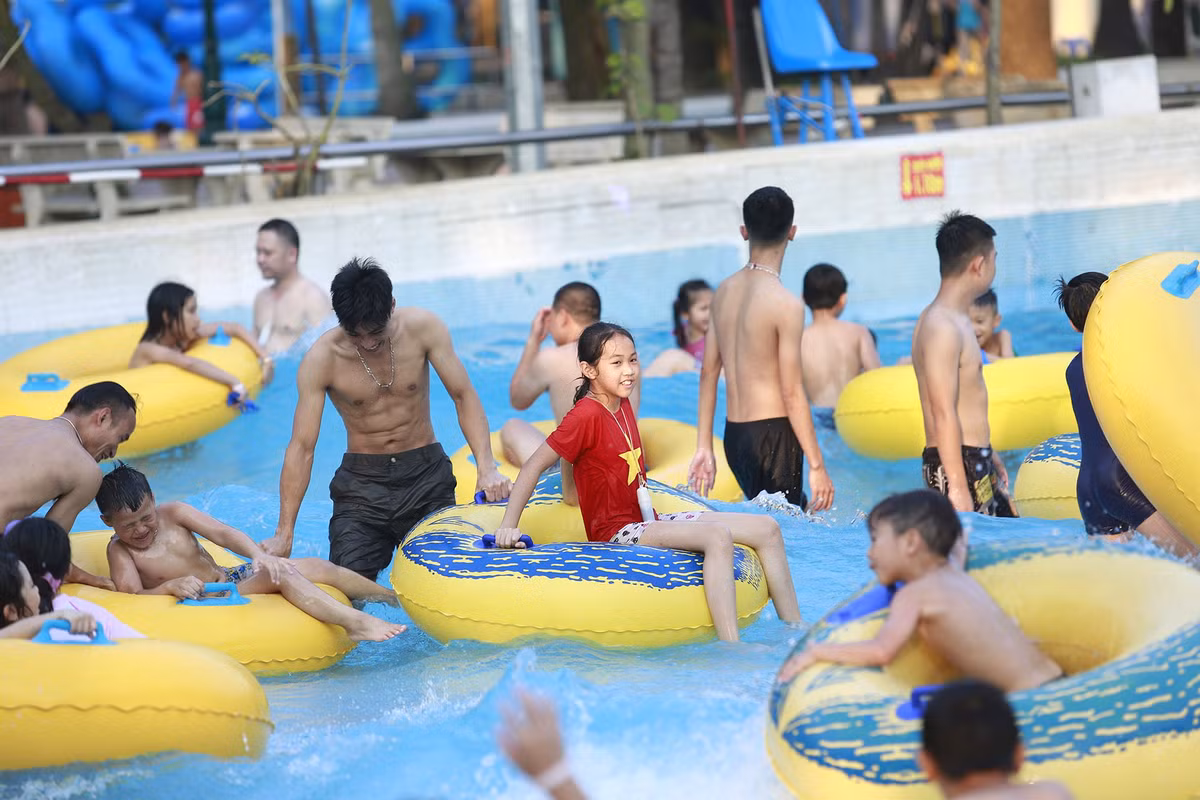 Cong vien nuoc Ho Tay dong nghit nguoi ngay nang nong-Hinh-7