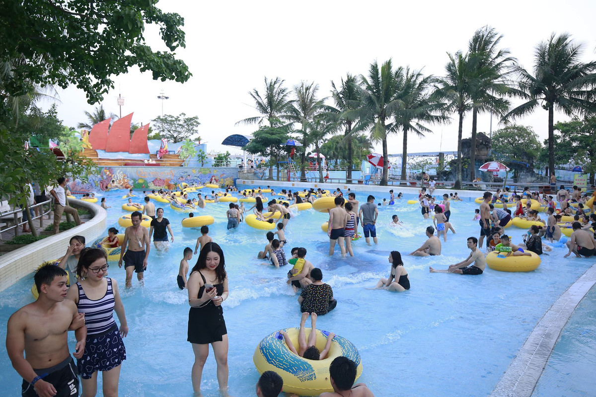 Dưới nền nhiều độ ngoài trời có lúc lên đến ngoài 40 độ C, nhiều người dân Hà Nội đã tranh thủ ngày cuối tuần để đưa gia đình, người thân của mình tới công viên nước Hồ Tây để "giải nhiệt".