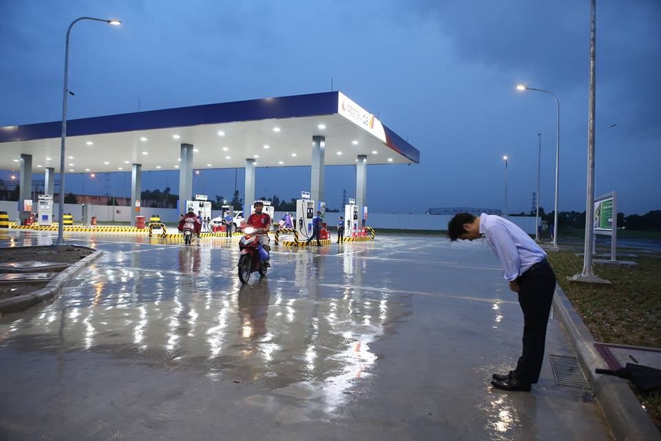 Sau ngày khai trương năm 2017, ông Hiroaki Honjo - Tổng giám đốc Công ty Xăng dầu IQ8 có mặt tại khu công nghiệp Thăng Long, Hà Nội. Ông trực tiếp đứng cúi chào khách hàng ngay dưới mưa để cảm ơn họ đã sử dụng dịch vụ của công ty.