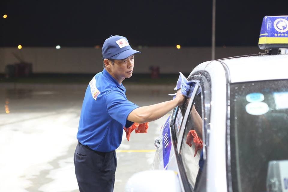 Ngoài sự thân thiện, cúi chào từ chủ, quản lý cho đến nhân viên. Khách hàng khi sử dụng dịch vụ tại cây xăng Nhật Bản IQ8 còn được lau kính xe miễn phí.