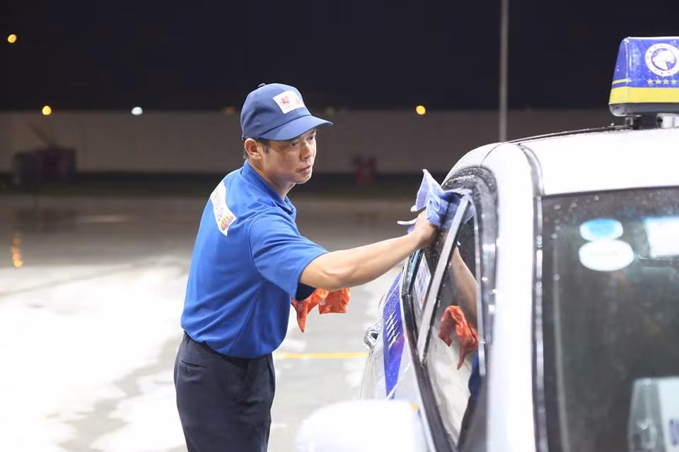 Ngoài sự thân thiện, cúi chào từ chủ, quản lý cho đến nhân viên. Khách hàng khi sử dụng dịch vụ tại cây xăng Nhật Bản IQ8 còn được lau kính xe miễn phí.