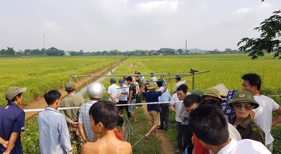 Phat hien 1 nam thanh nien nam chet bat thuong giua canh dong