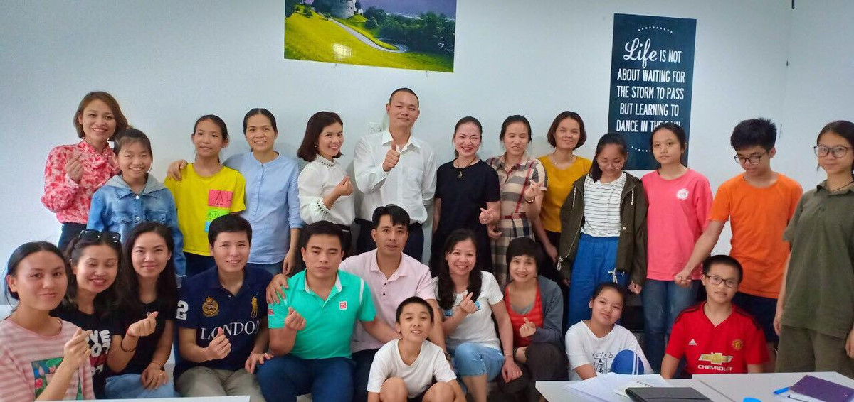 Hoc vien 70 tuoi tai lop hoc tieng Anh mien phi tai Ha Noi