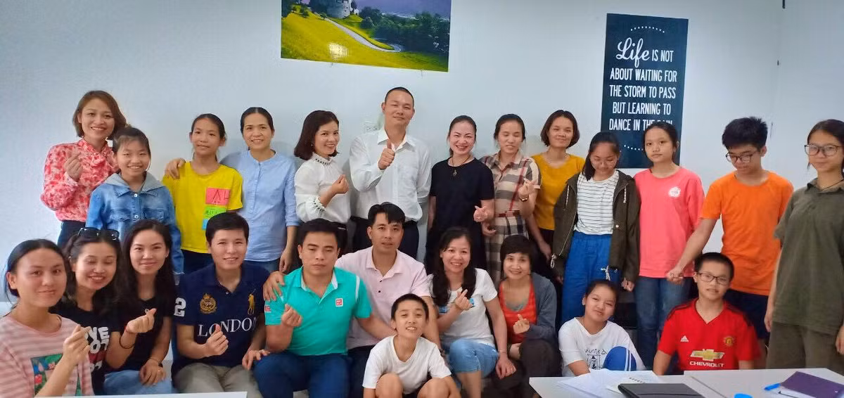 Hoc vien 70 tuoi tai lop hoc tieng Anh mien phi tai Ha Noi