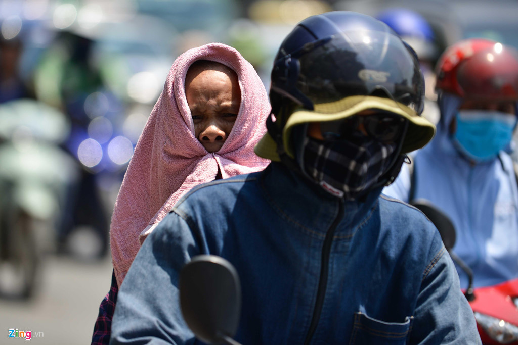 Nguoi di duong dap chan, bien thanh 'ninja' giua cai nong tren 40 do C-Hinh-6