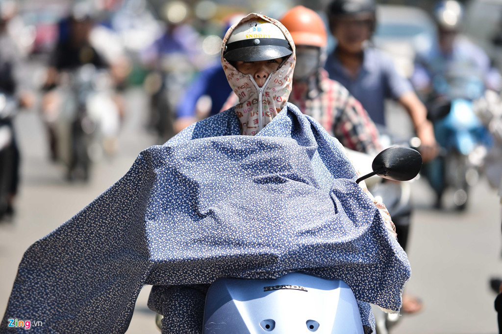 Nguoi di duong dap chan, bien thanh 'ninja' giua cai nong tren 40 do C-Hinh-3