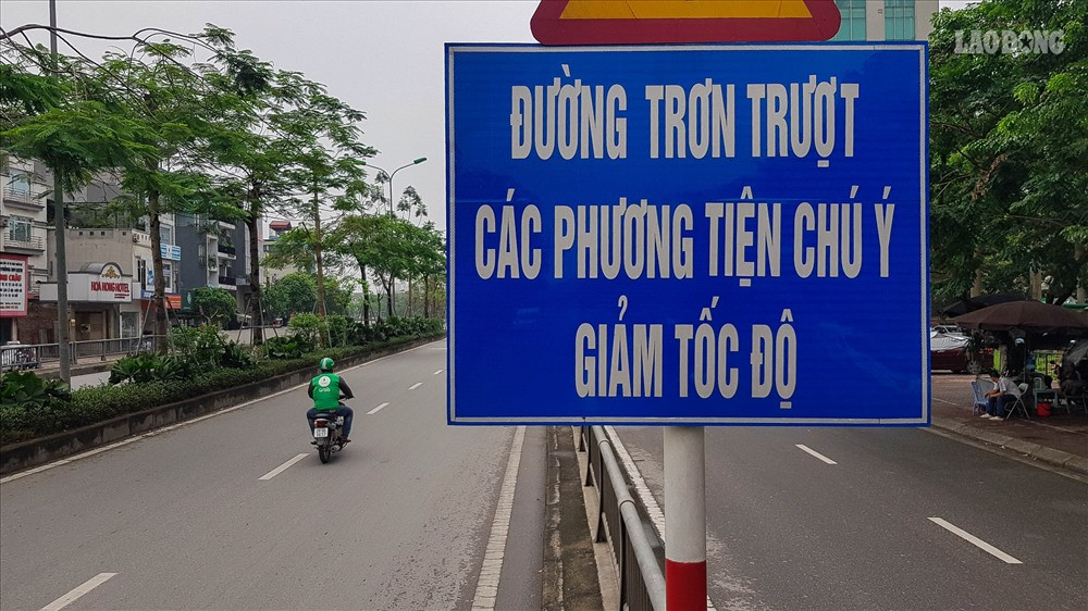 Bà Trần Thị Loan, một người sinh sống gần hầm Kim Liên nói: "Tôi bán hàng ở đây lâu rồi. Hầm Kim Liên thường xuyên tai nạn, đặc biệt là những ngày mưa hay đêm tối. Vừa tuần trước mới có một vụ, đêm qua lại một vụ nữa. Tôi thấy hầu như những người xuống đường dốc hầu này đều phóng nhanh và không giảm tốc dù đã có biển cảnh báo. Đi qua đây tôi rất sợ, cảm giác cứ bị hút vào, đáng ra mình đi chậm lại thành đi nhanh. Tôi đi quen thì hay giảm ga để đảm bảo an toàn, còn những người không biết thì họ cứ để vậy mà đi”.