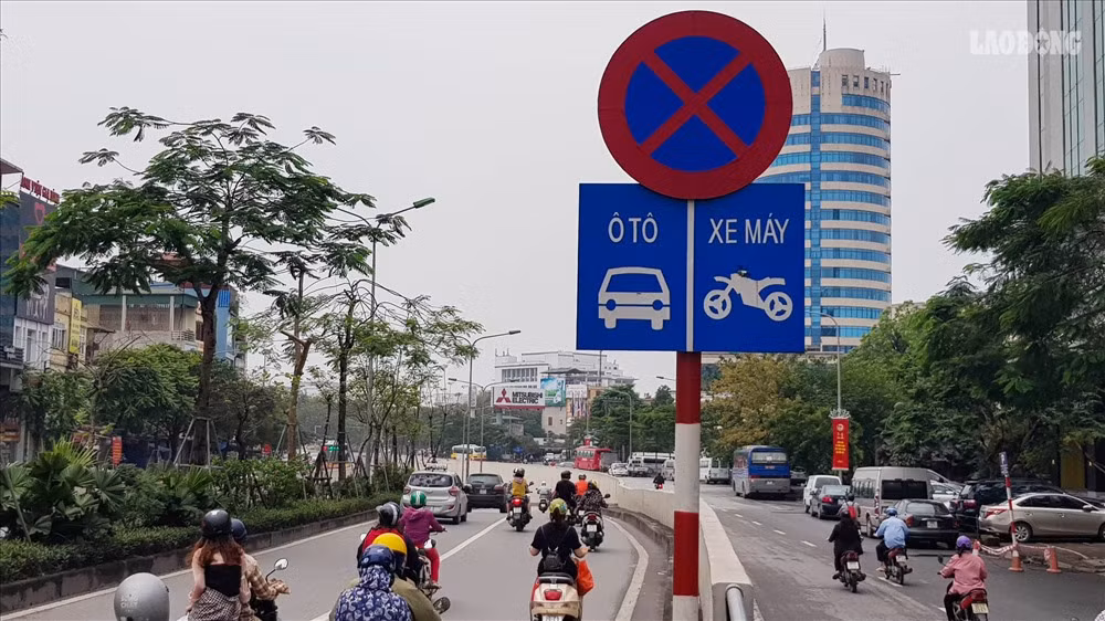 Anh N.V.T, một tài xế taxi chia sẻ: “Tôi thường xuyên đưa đón khách qua hầm Kim Liên. Qua báo đài và mạng xã hội, thỉnh thoảng tôi lại thấy có một vụ tai nạn ở đây nên khá sợ. Theo tôi thấy, về chủ quan, nguyên nhân chính gây tai nạn chủ yếu là do các phương tiện lưu thông qua đây không đúng làn đường và giữ khoảng cách an toàn. Về khách quan, bên trong hầm tầm quan sát kém, so với những đường hầm khác, làn đường hầm Kim Liên theo tôi là quá hẹp, lại dốc nên lái xe dễ tai nạn. Vì vậy khi đi đến đây, tôi khuyên các tài xế nên giảm tốc độ, đi đúng làn đường, giữ khoảng cách với phương tiện khác”.