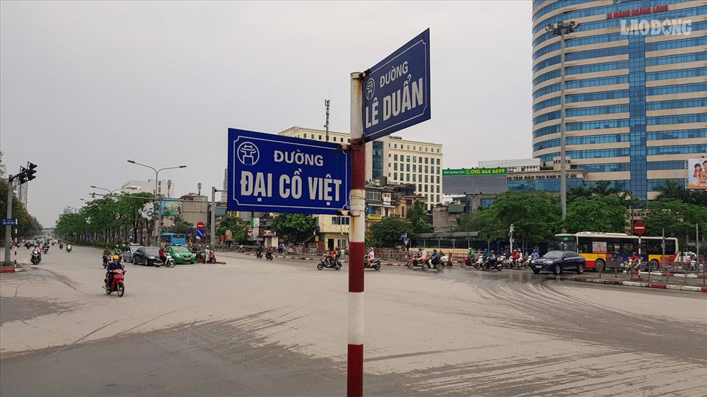 Ngoài ra, dự án còn xây dựng hầm cho người đi bộ gồm hai nhánh cắt qua đường Lê Duẩn và đường Giải Phóng dài tổng cộng 90m, cải tạo mở rộng mặt bằng nút, làm mới mặt đường, xây dựng hè, hệ thống thoát nước, chiếu sáng, tuy nen kỹ thuật...