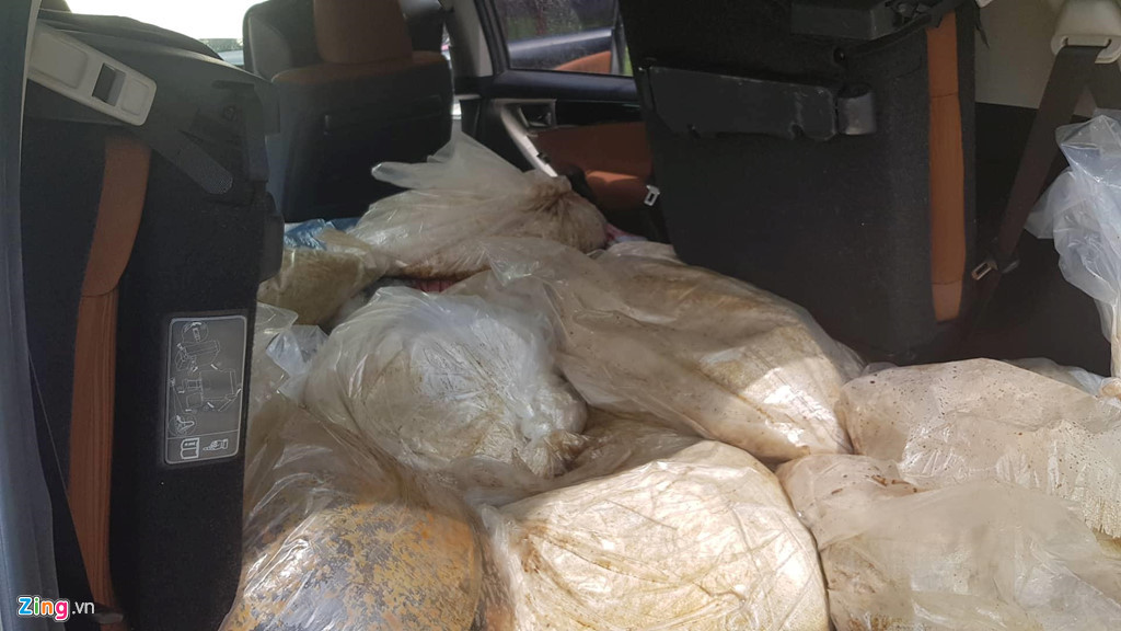 Theo cảnh sát, Yang chỉ đạo đàn em nhập cảnh vào Việt Nam để làm nhiệm vụ vận chuyển, tập kết ma túy. Yang cũng nhờ người tình là Nguyễn Thị Thu Vân (36 tuổi, quốc tịch Đài Loan, ngụ tại Tân Phú) thuê kho hàng và làm nhiệm vụ phiên dịch.