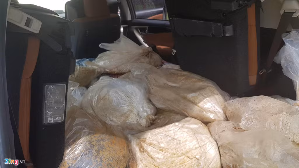 Theo cảnh sát, Yang chỉ đạo đàn em nhập cảnh vào Việt Nam để làm nhiệm vụ vận chuyển, tập kết ma túy. Yang cũng nhờ người tình là Nguyễn Thị Thu Vân (36 tuổi, quốc tịch Đài Loan, ngụ tại Tân Phú) thuê kho hàng và làm nhiệm vụ phiên dịch.