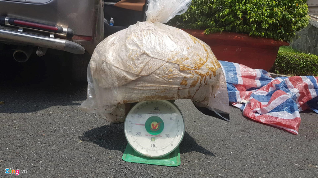 Lực lượng cảnh sát cân từng bao chứa ma túy để kiểm đếm chính xác lại lô hàng.