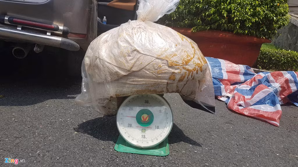 Lực lượng cảnh sát cân từng bao chứa ma túy để kiểm đếm chính xác lại lô hàng.