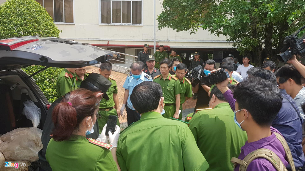 Lực lượng công an khám xét hiện trường kho ma túy.